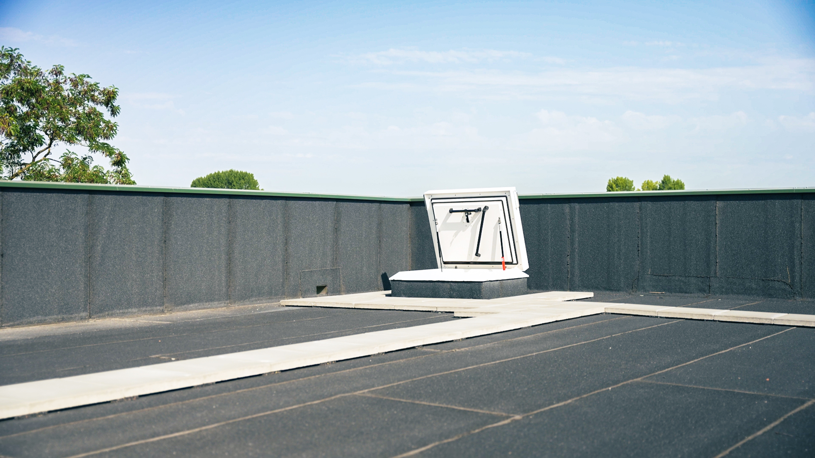 ThermoTop Flachdachausstiege mit Leiter Food Village Duiven 