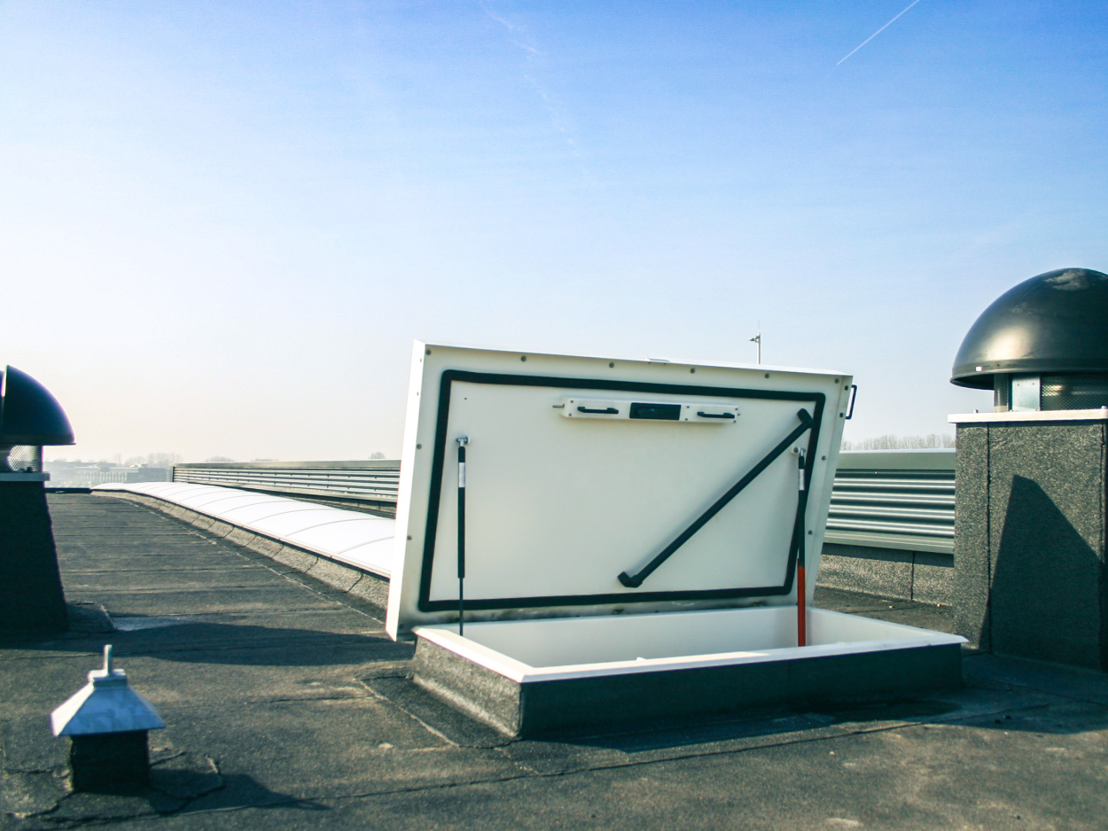 Zwei Staka Dachluken für Neubau einer Firmenhalle