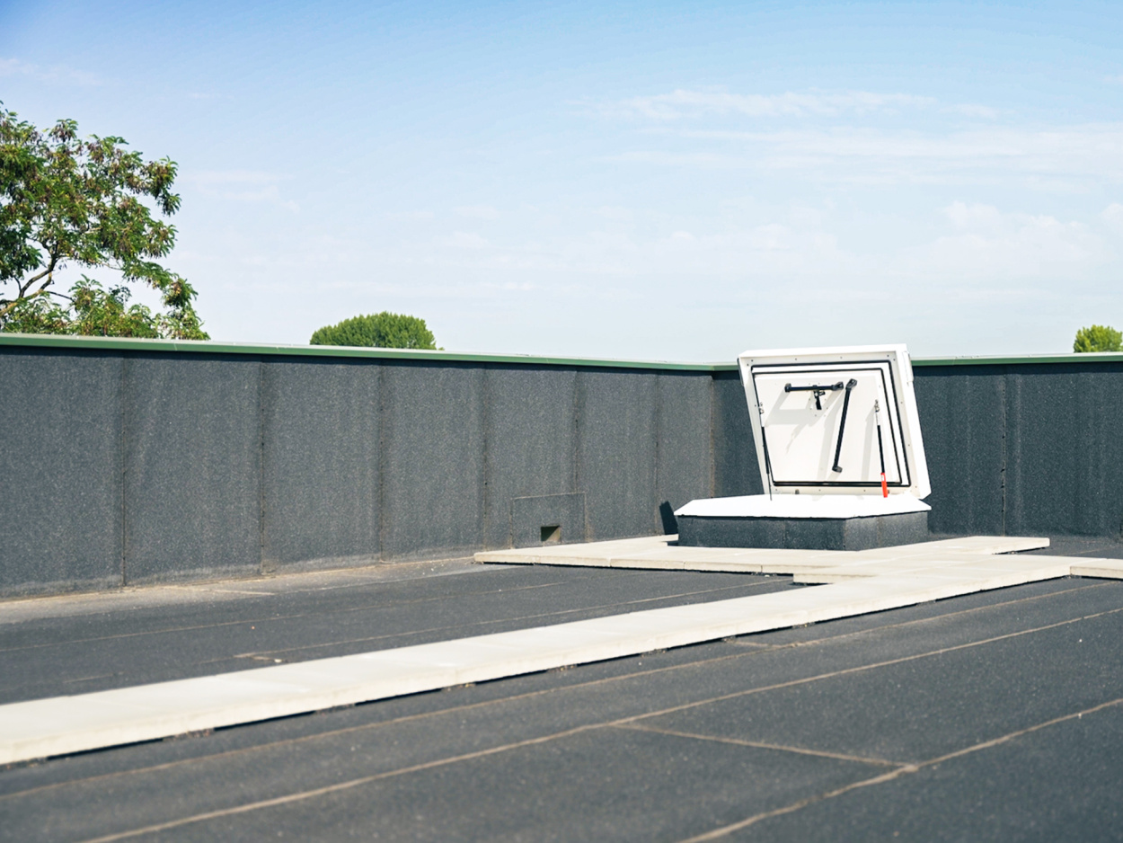 ThermoTop Flachdachausstiege mit Leiter Food Village Duiven 